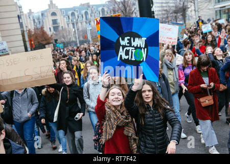 Brüssel, Belgien. 28 Feb, 2019. Studenten halten Plakate hoch, da sie ein Klima März in Brüssel, Belgien, am 13.02.28., 2019. Ein neues Klima März von Schülern und Studenten in ganz Belgien wurde am Donnerstag mit der Teilnahme von Schwedischen jugendlich Klima Aktivistin Greta Thunberg organisiert. Credit: Zhang Cheng/Xinhua/Alamy leben Nachrichten Stockfoto