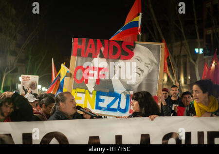 Madrid, Spanien. 28 Feb, 2019. Hunderte von Menschen protestierten gegen die Intervention der Vereinigten Staaten in Venezuela Marsch von Atocha zum Puerta del Sol in Madrid. Credit: Lora Grigorova/Alamy leben Nachrichten Stockfoto