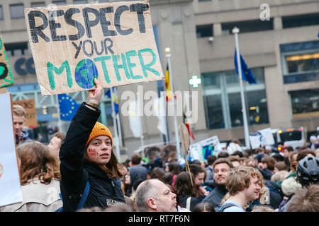 Brüssel, Belgien. 28 Feb, 2019. Studenten halten Plakate hoch, da sie ein Klima März in Brüssel, Belgien, am 13.02.28., 2019. Ein neues Klima März von Schülern und Studenten in ganz Belgien wurde am Donnerstag mit der Teilnahme von Schwedischen jugendlich Klima Aktivistin Greta Thunberg organisiert. Credit: Zhang Cheng/Xinhua/Alamy leben Nachrichten Stockfoto