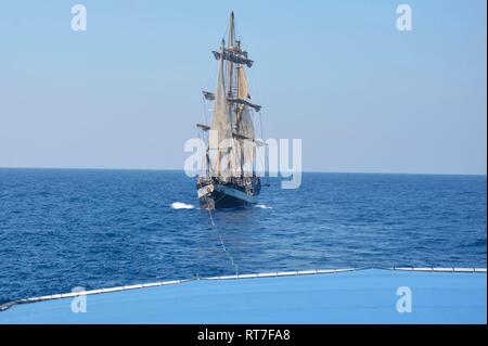 Key West, Florida, USA. 28. Februar, 2019. Die Sail Training ship Rohrdommel in London wird von der U.S. Coast Guard Cutter Charles David jr., nachdem er einen Motorschaden 49 Meilen nordöstlich von Kuba Februar 28, 2019 in der Nähe von Key West, Florida geschleppt. Der 149 Meter hohe Segel Schiff mit 42 Passagieren an Bord war ohne Zwischenfall bis Hafen geschleppt für Reparaturen. Credit: Planetpix/Alamy leben Nachrichten Stockfoto