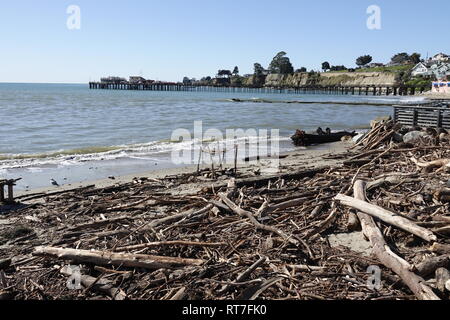 Capitola, Kalifornien, USA, 28. Februar, 2019 - Treibholz und sonstige Ablagerungen gewaschen bis auf die Städte Strand nach dem umfangreichen Stürme, Kalifornien diese Woche getroffen. Credit: Motofoto/Alamy leben Nachrichten Stockfoto