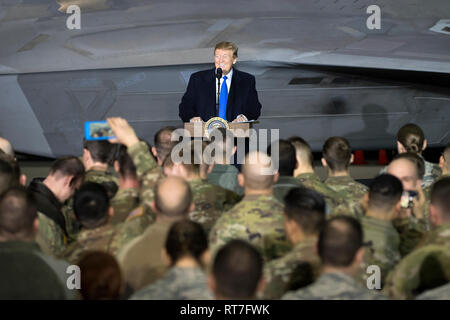 Fairbanks, Vereinigten Staaten von Amerika. 28 Feb, 2019. Us-Präsident Donald Trump Adressen service Mitglieder bei einem Tankstopp in gemeinsamen Basis Elmendorf-Richardson Februar 28, 2019 in Fairbanks, Alaska. Der Präsident hielt kurz auf dem Rückflug von der nordkoreanischen Gipfel in Vietnam. Credit: Planetpix/Alamy leben Nachrichten Stockfoto