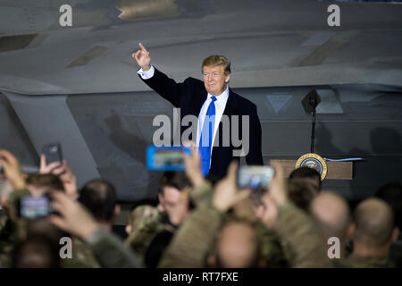 Fairbanks, Vereinigten Staaten von Amerika. 28 Feb, 2019. Us-Präsident Donald Trump Adressen service Mitglieder bei einem Tankstopp in gemeinsamen Basis Elmendorf-Richardson Februar 28, 2019 in Fairbanks, Alaska. Der Präsident hielt kurz auf dem Rückflug von der nordkoreanischen Gipfel in Vietnam. Credit: Planetpix/Alamy leben Nachrichten Stockfoto