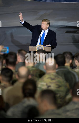 Fairbanks, Vereinigten Staaten von Amerika. 28 Feb, 2019. Us-Präsident Donald Trump Adressen service Mitglieder bei einem Tankstopp in gemeinsamen Basis Elmendorf-Richardson Februar 28, 2019 in Fairbanks, Alaska. Der Präsident hielt kurz auf dem Rückflug von der nordkoreanischen Gipfel in Vietnam. Credit: Planetpix/Alamy leben Nachrichten Stockfoto