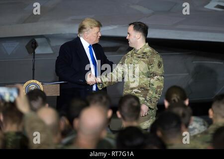 Fairbanks, Vereinigten Staaten von Amerika. 28 Feb, 2019. Us-Präsident Donald Trump schüttelt Hände mit einem Soldat bei einem Tankstopp in gemeinsamen Basis Elmendorf-Richardson Februar 28, 2019 in Fairbanks, Alaska. Der Präsident hielt kurz auf dem Rückflug von der nordkoreanischen Gipfel in Vietnam. Credit: Planetpix/Alamy leben Nachrichten Stockfoto