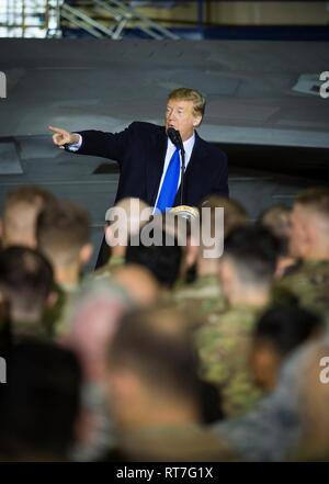 Fairbanks, Vereinigten Staaten von Amerika. 28 Feb, 2019. Us-Präsident Donald Trump Adressen service Mitglieder bei einem Tankstopp in gemeinsamen Basis Elmendorf-Richardson Februar 28, 2019 in Fairbanks, Alaska. Der Präsident hielt kurz auf dem Rückflug von der nordkoreanischen Gipfel in Vietnam. Credit: Planetpix/Alamy leben Nachrichten Stockfoto