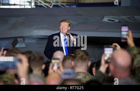 Fairbanks, Vereinigten Staaten von Amerika. 28 Feb, 2019. Us-Präsident Donald Trump Adressen service Mitglieder bei einem Tankstopp in gemeinsamen Basis Elmendorf-Richardson Februar 28, 2019 in Fairbanks, Alaska. Der Präsident hielt kurz auf dem Rückflug von der nordkoreanischen Gipfel in Vietnam. Credit: Planetpix/Alamy leben Nachrichten Stockfoto