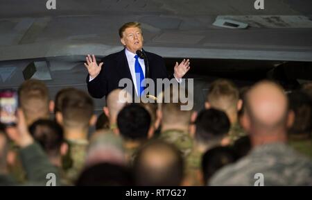 Fairbanks, Vereinigten Staaten von Amerika. 28 Feb, 2019. Us-Präsident Donald Trump Adressen service Mitglieder bei einem Tankstopp in gemeinsamen Basis Elmendorf-Richardson Februar 28, 2019 in Fairbanks, Alaska. Der Präsident hielt kurz auf dem Rückflug von der nordkoreanischen Gipfel in Vietnam. Credit: Planetpix/Alamy leben Nachrichten Stockfoto