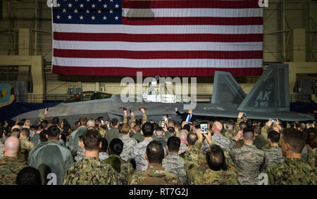 Fairbanks, Vereinigten Staaten von Amerika. 28 Feb, 2019. Us-Präsident Donald Trump, vor einer F-22 Raptors Stealth Fighter stehend, Adressen service Mitglieder bei einem Tankstopp in gemeinsamen Basis Elmendorf-Richardson Februar 28, 2019 in Fairbanks, Alaska. Der Präsident hielt kurz auf dem Rückflug von der nordkoreanischen Gipfel in Vietnam. Credit: Planetpix/Alamy leben Nachrichten Stockfoto