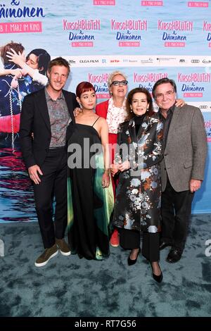 28. Februar 2019, Bayern, München: Golo Euler (L-R), Schauspieler, Aya Irizuki, Schauspielerin, Doris Dörrie, Direktor, Hannelore Elsner, Schauspielerin und Elmar Wepper, Schauspieler, kommen in der Astor Film Lounge für die Premiere des Films 'Kirschblüten und Dämonen'. Der Film wird in den deutschen Kinos am 07.03. 2019. Foto: Tobias Hase/dpa Stockfoto