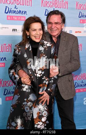 28. Februar 2019, Bayern, München: Schauspieler Hannelore Elsner und Elmar Wepper in der Astor Film Lounge für die Premiere des Films 'Kirschblüten und Dämonen' kommen. Der Film wird in den deutschen Kinos am 07.03. 2019. Foto: Tobias Hase/dpa Stockfoto