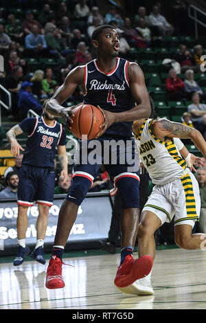 Fairfax, Virginia, USA. 27 Feb, 2019. NATHAN CAYO (4) prallt der Basketball während des Spiels an EagleBank Arena in Fairfax, Virginia statt. Credit: Amy Sanderson/ZUMA Draht/Alamy leben Nachrichten Stockfoto