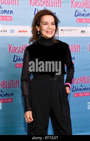 28. Februar 2019, Bayern, München: Hannelore Elsner, Schauspielerin, kommt in der Astor Film Lounge für die Premiere des Films 'Kirschblüten und Dämonen'. Der Film wird in den deutschen Kinos am 07.03. 2019. Foto: Tobias Hase/dpa Stockfoto
