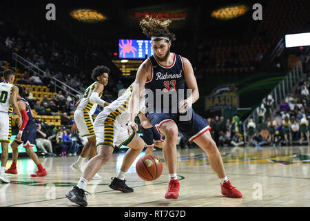 Fairfax, Virginia, USA. 27 Feb, 2019. GRANT GOLDEN (33) dribbelt um den Verteidiger während des Spiels an EagleBank Arena in Fairfax, Virginia statt. Credit: Amy Sanderson/ZUMA Draht/Alamy leben Nachrichten Stockfoto