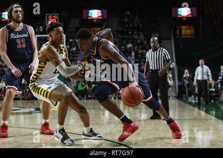 Fairfax, Virginia, USA. 27 Feb, 2019. NATHAN CAYO (4) Die Abgaben bestanden George Mason Schutz Jordanien Miller (11) während das Spiel bei EagleBank Arena in Fairfax, Virginia statt. Credit: Amy Sanderson/ZUMA Draht/Alamy leben Nachrichten Stockfoto