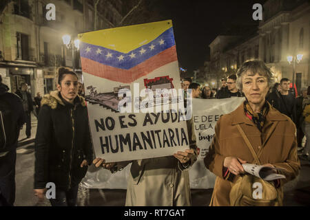 Madrid, Madrid, Spanien. 28 Feb, 2019. Eine Demonstrantin hält ein Plakat gesehen, dass es sich nicht um humanitäre Hilfe während des Protestes. Protest gegen die militärische Intervention der Vereinigten Staaten in Venezuela, keinen Krieg Intervention in Madrid, Spanien. Credit: Alberto Sibaja/SOPA Images/ZUMA Draht/Alamy leben Nachrichten Stockfoto