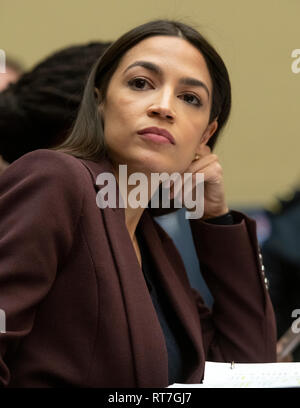 Washington, Vereinigte Staaten von Amerika. 27 Feb, 2019. United States Vertreter Alexandria Ocasio-Cortez (Demokrat von New York) hört, wie Michael Cohen, ehemaliger Rechtsanwalt zu US-Präsident Donald J. Trumpf, bezeugt vor der US-Ausschuss für die Überwachung und die Reform auf dem Capitol Hill in Washington, DC am Mittwoch, 27. Februar 2019. Credit: Ron Sachs/CNP (Einschränkung: Keine New York oder New Jersey Zeitungen oder Zeitschriften innerhalb eines 75-Meilen-Radius von New York City) | Verwendung der weltweiten Kredit: dpa/Alamy leben Nachrichten Stockfoto