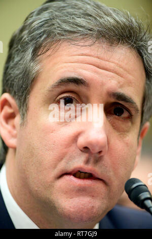Washington, Vereinigte Staaten von Amerika. 27 Feb, 2019. Michael Cohen, ehemaliger Rechtsanwalt zum Präsidenten der Vereinigten Staaten Donald J. Trumpf, bezeugt vor der US-Ausschuss für die Überwachung und die Reform auf dem Capitol Hill in Washington, DC am Mittwoch, 27. Februar 2019. Credit: Ron Sachs/CNP (Einschränkung: Keine New York oder New Jersey Zeitungen oder Zeitschriften innerhalb eines 75-Meilen-Radius von New York City) | Verwendung der weltweiten Kredit: dpa/Alamy leben Nachrichten Stockfoto