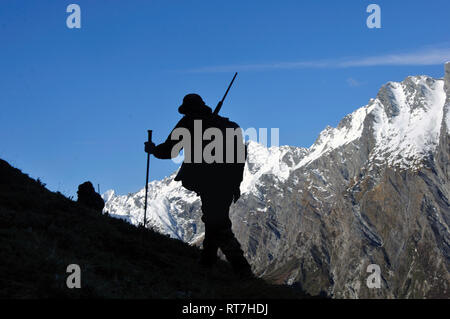 Silhouette der Jäger in South Westland der südlichen Alpen, Neuseeland Stockfoto