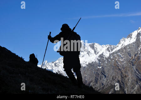 Silhouette der Jäger in South Westland der südlichen Alpen, Neuseeland Stockfoto