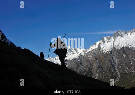 Silhouette der Jäger in South Westland der südlichen Alpen, Neuseeland Stockfoto