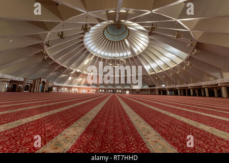 Unter der Kuppel, Sheikh Khalifa Moschee, Shymkent, Kasachstan Stockfoto