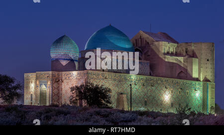 Mausoleum von Khoja Ahmed Yasawi mit Nachtlicht, Turkestan, Kasachstan Stockfoto