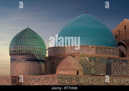 Sonnenuntergang mit dem Kuppeln der Mausoleum von Khoja Ahmed Yasawi, Turkestan, Kasachstan Stockfoto