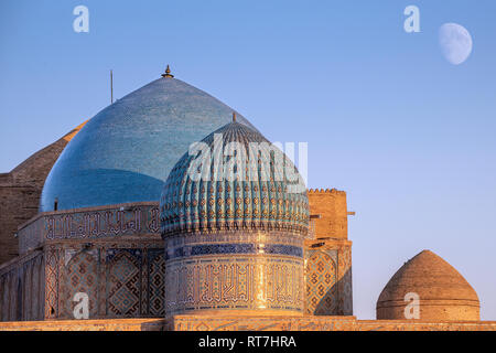 Die Kuppeln der Mausoleum von Khoja Ahmed Yasawi bei Sonnenuntergang, Turkestan, Kasachstan Stockfoto
