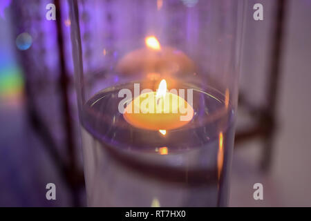 Kerze gibt Licht. Luxus dekorative Kerze Stockfoto