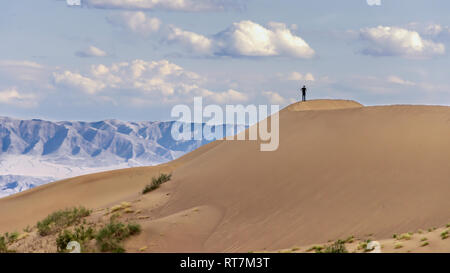 Schauen Sie von oben nach unten der Singenden Dünen in die Ili Tal, Altyn Emel Nationalpark, Kasachstan Stockfoto