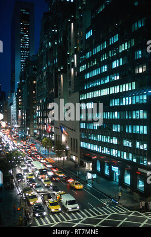 Rush Hour Traffic auf 57th Street, New York, USA Stockfoto