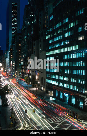 Rush Hour Traffic auf 57th Street, New York, USA Stockfoto