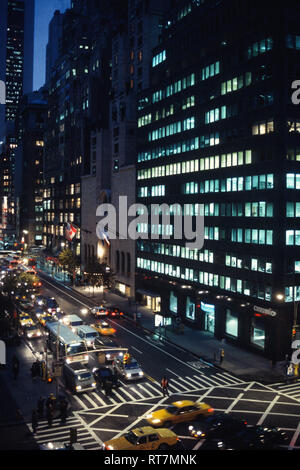 Rush Hour Traffic auf 57th Street, New York, USA Stockfoto