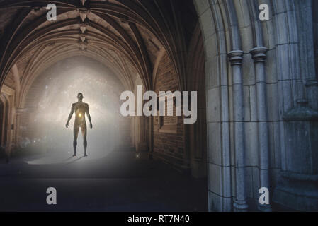 Menschliche Silhouette mit Universe inside steht im gotischen Torbogen mit Licht erhellt den Weg. Stockfoto