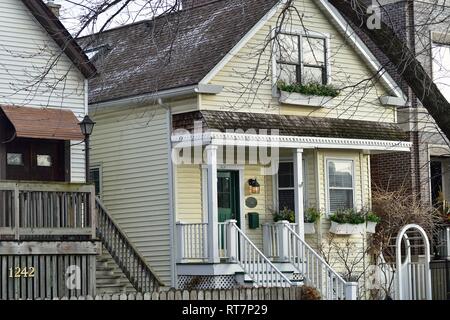 Chicago, Illinois, USA. Ein Jahrgang 19. Jahrhundert home sitzt unter seinen Nachbarn auf einer ruhigen Seitenstraße in Chicago's Lincoln Park Nachbarschaft. Stockfoto