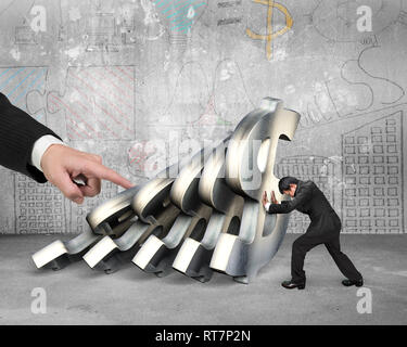 Geschäftsmann der fallende Dollar Währungssymbole stoppen mit großen Hand drücken, auf Business doodles Wand Beton innen Hintergrund. Domino Effekt Stockfoto