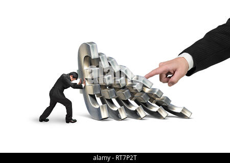 Geschäftsmann Stoppen der fallende Euro Geld mit großen Hand drücken. Domino Effekt und Problemlösung von Konzepten Stockfoto