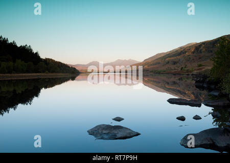Über sunriset Snowdon und Llynnau Mymbyr, Wales Stockfoto
