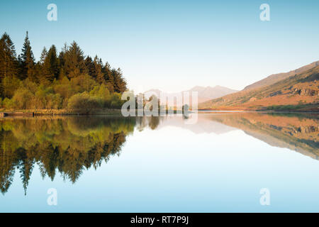 Über sunriset Snowdon und Llynnau Mymbyr, Wales Stockfoto