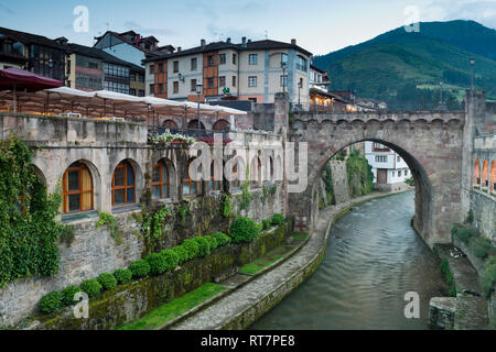 Alte Stadt von Potes im Nationalpark Picos de Europa, Spanien, Europa Stockfoto