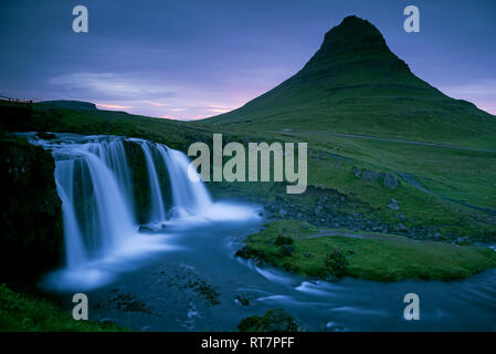 Kirkjufellsfoss und Kirkjufell im Norden Island Stockfoto