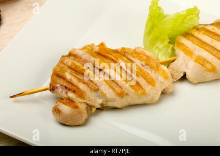 Gegrilltes Huhn ohne Knochen Oberschenkel Stockfoto