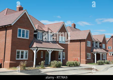 Wohnstraße mit modernen Häusern, England Stockfoto