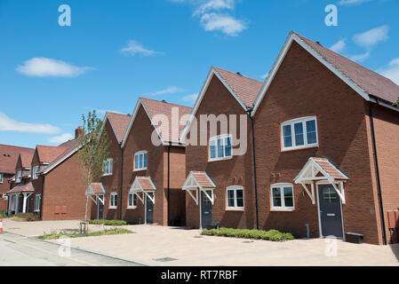 Wohnstraße mit modernen Häusern, England Stockfoto