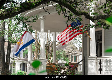 Garden District von New Orleans, Blick auf einen typischen Vorhalle mit Säulen und flags Flying im gehobenen Wohngebiet Garden District von New Orleans, USA Stockfoto