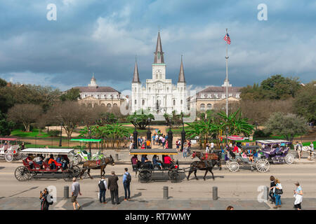 New Orleans Jackson Square, Blick über Decatur Street in Richtung Jackson Square und die St. Louis Kathedrale in der Mitte des French Quarter, USA Stockfoto