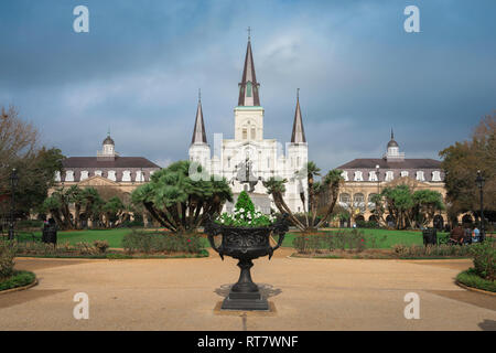 Jackson Square New Orleans, Blick über Jackson Square in Richtung St. Louis Kathedrale und das Cabildo (links) und Presbytere (rechts), New Orleans, USA Stockfoto