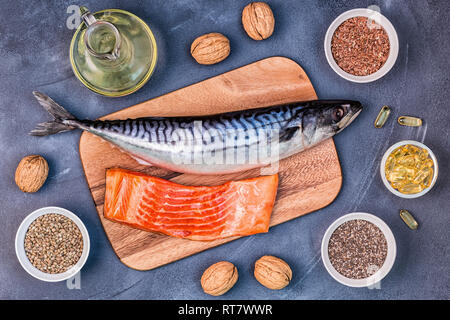 Quellen von Omega 3 - Makrele, Lachs, Leinsamen, Hanf samen, Chia, Walnüsse, Leinsamenöl. Gesunde Ernährung Konzept. Ansicht von oben mit der Kopie. Stockfoto