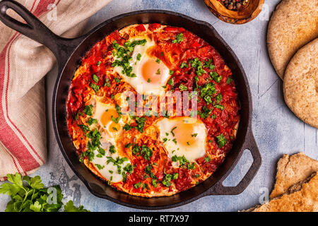 Shakshuka in der Pfanne. Pochierte Eier in pikanter Tomatensoße Pfeffer Sauce. Stockfoto